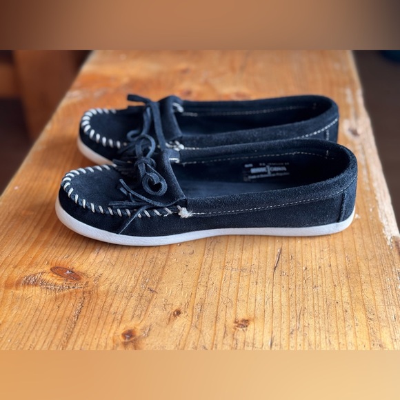 Minnetonka Black Fringe Moccasins - Picture 8 of 10